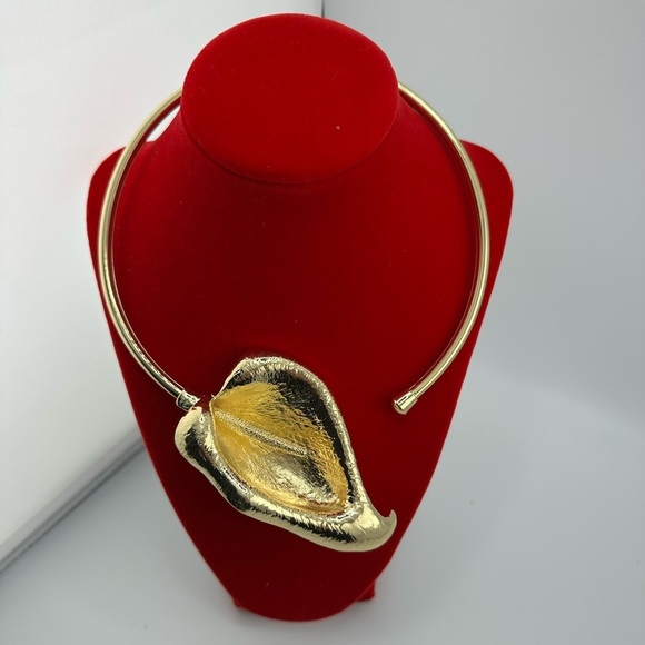 Zara Horseshoe Lotus Gold Bangle Flower Necklace - Picture 3 of 12